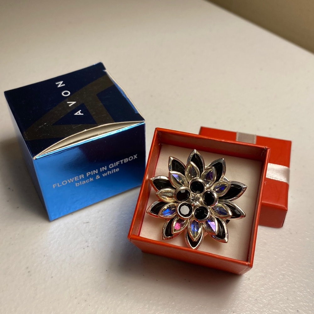 Avon Flower Pin in Giftbox - Picture 1 of 4
